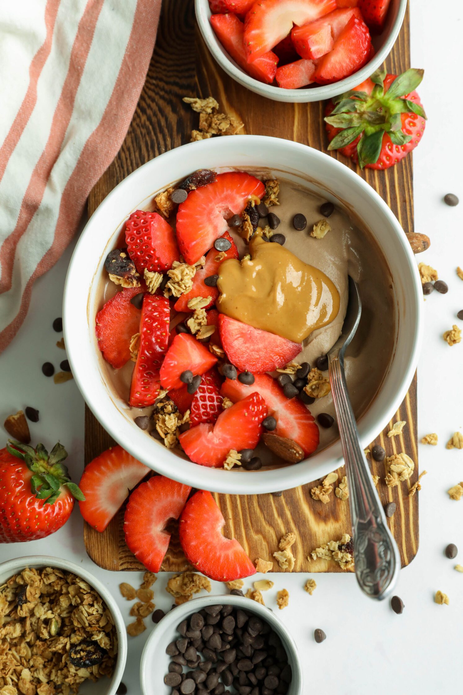 Chocolate Protein Yogurt Bowl Recipe (made in 5 minutes!) Flora & Vino